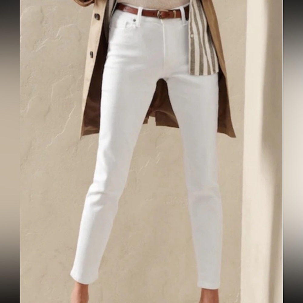 Banana Republic Mid Rise White Skinny Jeans. Size 28/6.
